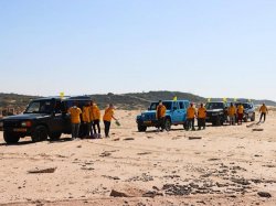 Волонтеры помогают очищать пляж после недавнего разлива нефти (Израиль)