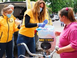 Волонтеры продолжают помогать преодолеть пандемию (Венгрия)