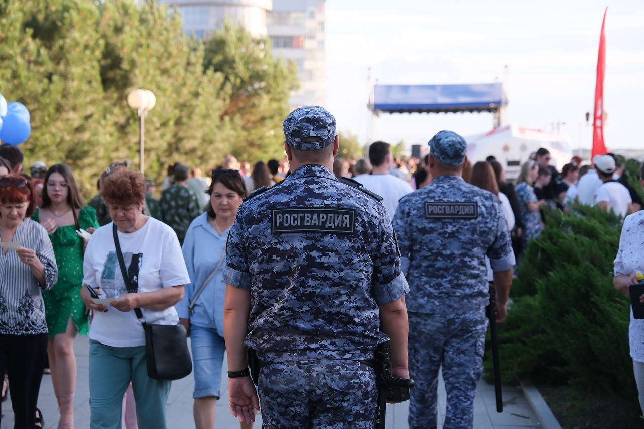 Сотрудники Росгвардии обеспечили безопасность граждан в День молодёжи в  Астрахани » Информационное агентство МАНГАЗЕЯ