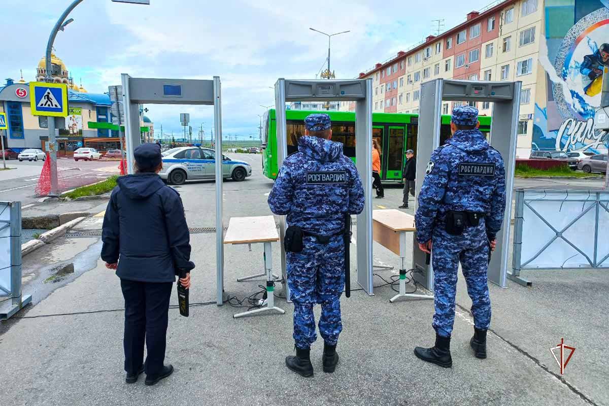 Росгвардия обеспечила безопасность проведения Дня российской молодежи на  Ямале » Информационное агентство МАНГАЗЕЯ